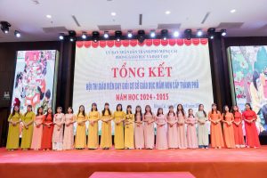 ( Hình ảnh giáo viên trường Mầm non Quảng Nghĩa nhận giấy chứng nhận đạt danh hiệu giáo viên dạy giỏi cơ sở GDMN TP Móng Cái năm học 2024-2025)